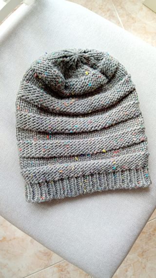 Gorro de lana gris multicolor