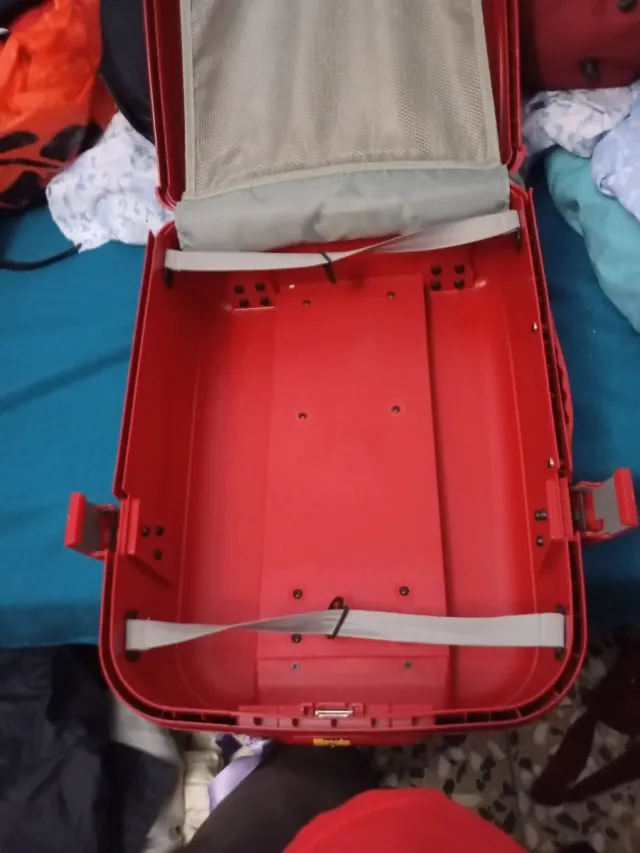 Maleta roja de viaje