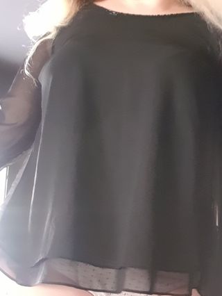 Blusa negra asimétrica transparente