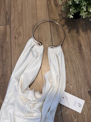 Body donna bianco con allaccio tipo collana dorata