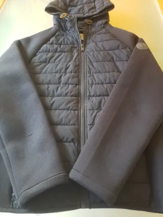 Parka azul marino con capucha