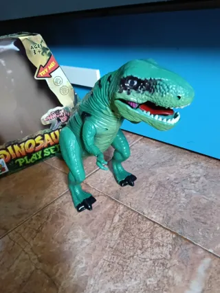 Dinosaurio de juguete a pilas