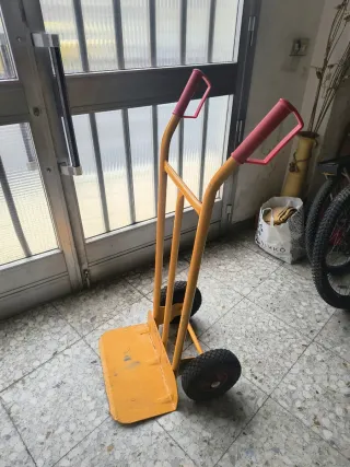 Carretilla de mano amarilla