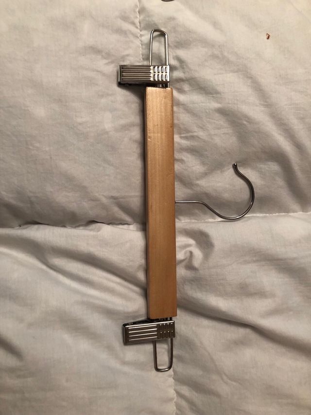 Lote de 10 perchas de madera y metal