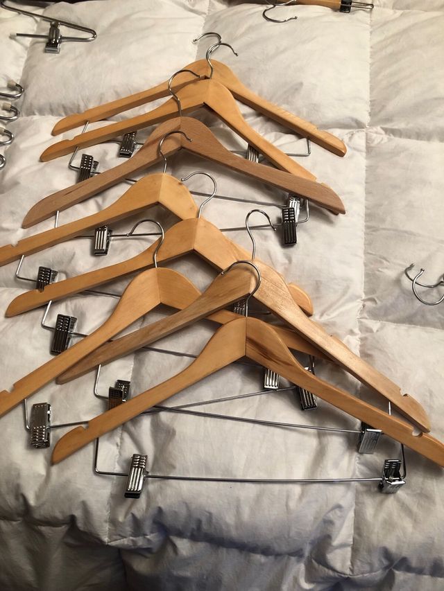 Lote de 10 perchas de madera y metal