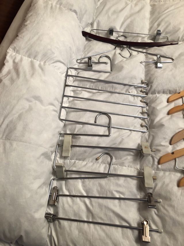 Lote de 10 perchas de madera y metal