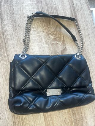 Bolso negro acolchado Stradivarius