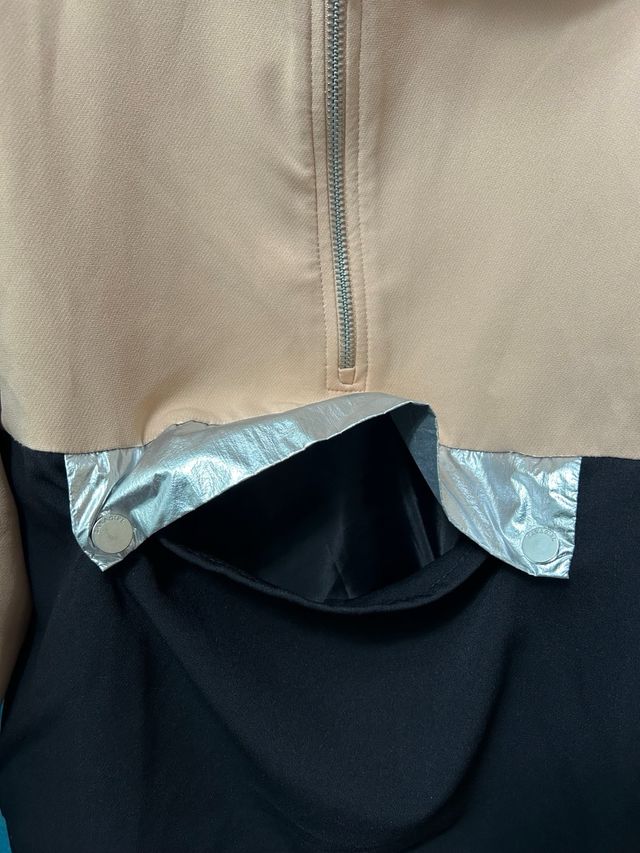 Sudadera casual beige y negra con cremallera