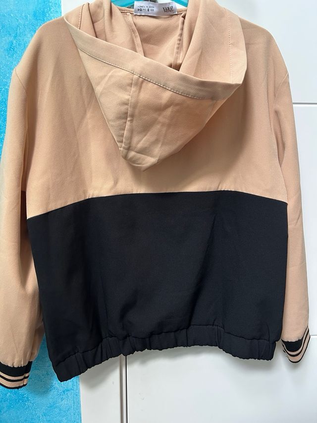 Sudadera casual beige y negra con cremallera