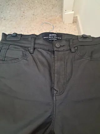 Pantalones Stradivarius negros efecto piel Talla38