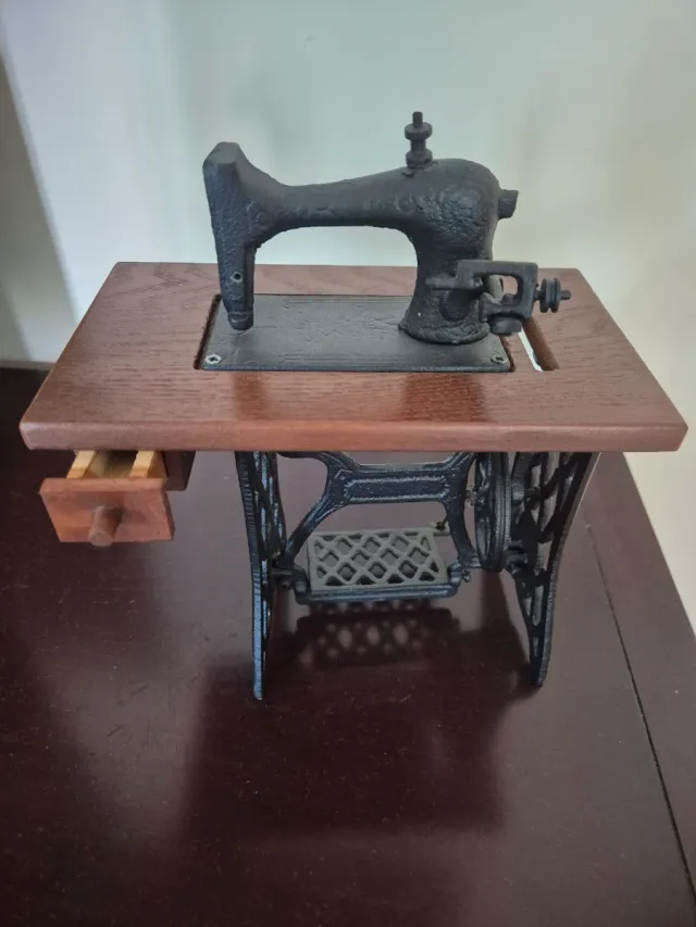 Mini máquina de coser antigua decorativa