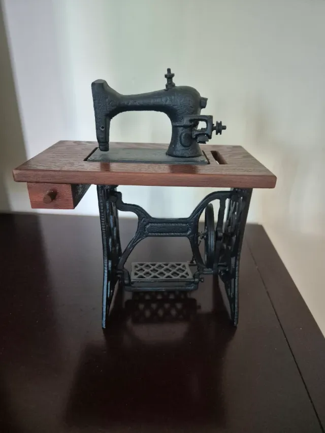 Mini máquina de coser antigua decorativa
