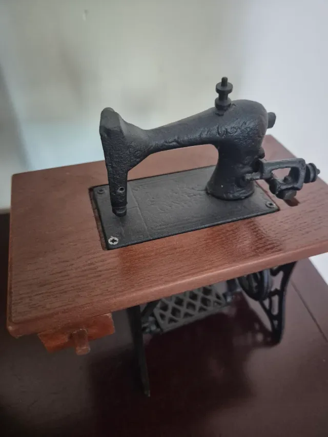 Mini máquina de coser antigua decorativa