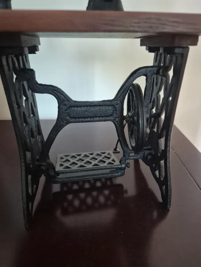 Mini máquina de coser antigua decorativa