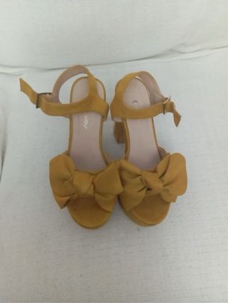 Tacones amarillos con lazo