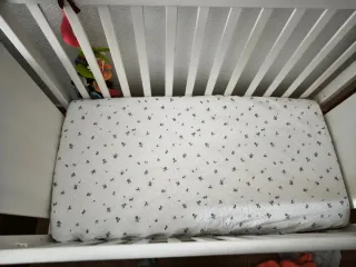 Cuna de bebé con colchón