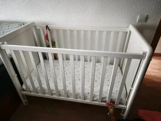 Cuna de bebé con colchón