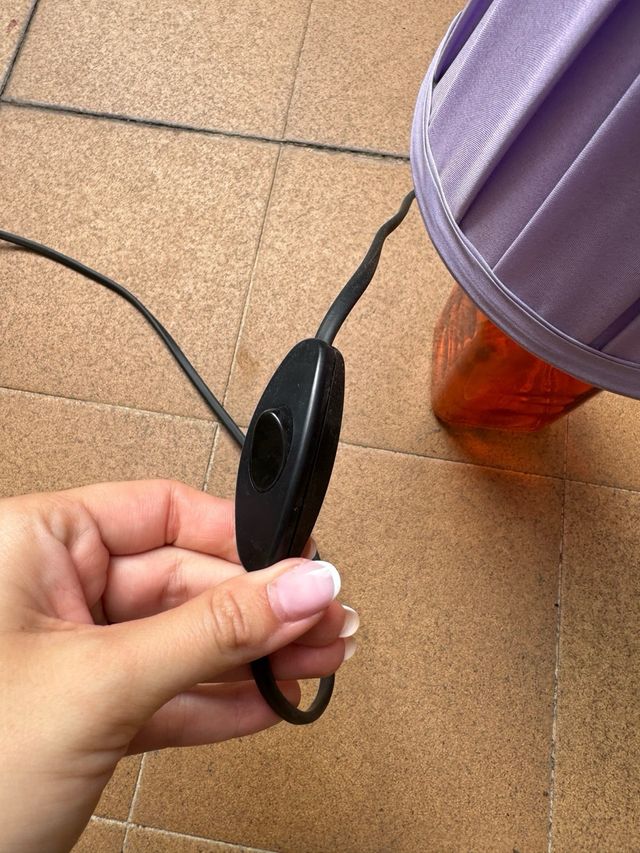 Lámpara de mesa naranja y morada