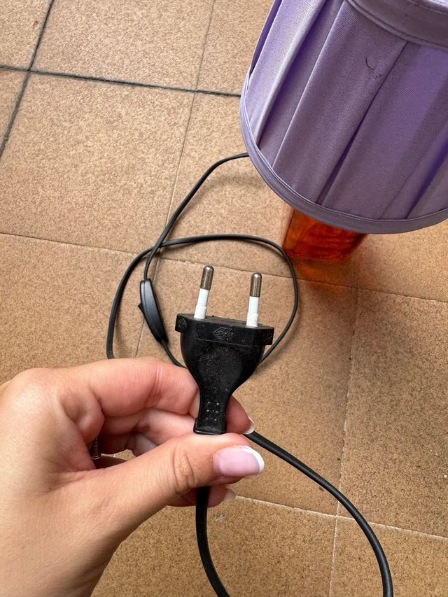 Lámpara de mesa naranja y morada