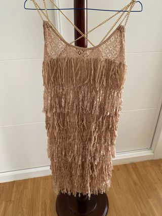 Vestido de fiesta beige con cadenas doradas