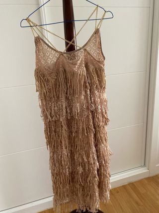 Vestido de fiesta beige con cadenas doradas