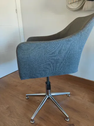 Silla giratoria de tela y metal