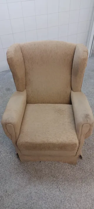 Sillón tapizado color beige