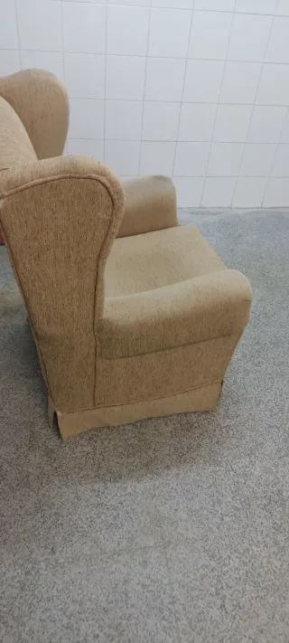 Sillón tapizado color beige