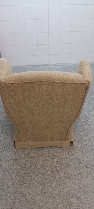 Sillón tapizado color beige