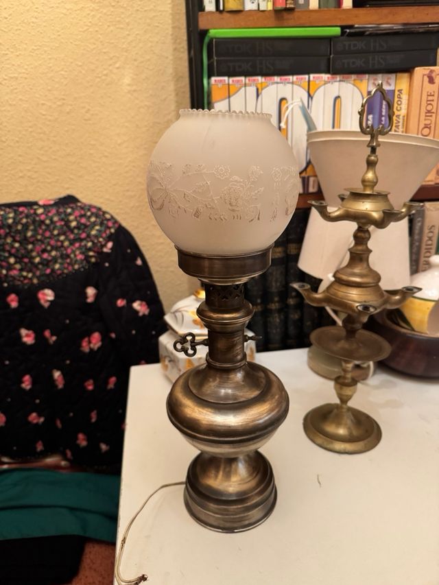 Lámpara de mesa dorada y blanca