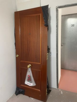 Puerta blindada de madera maciza