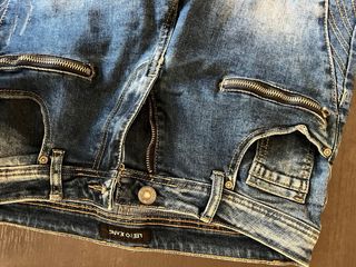 Jeans skinny blu con zip