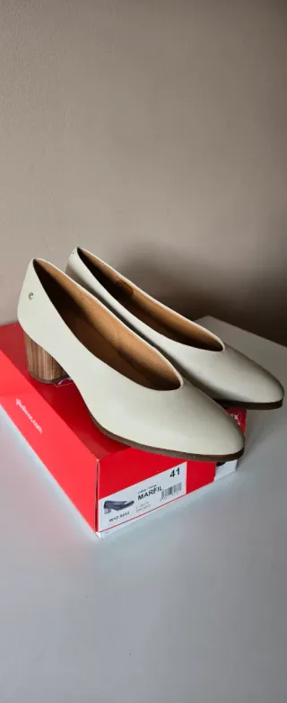 Zapatos de salón Pikolinos beige y marrón