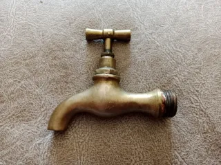 Grifo de latón antiguo