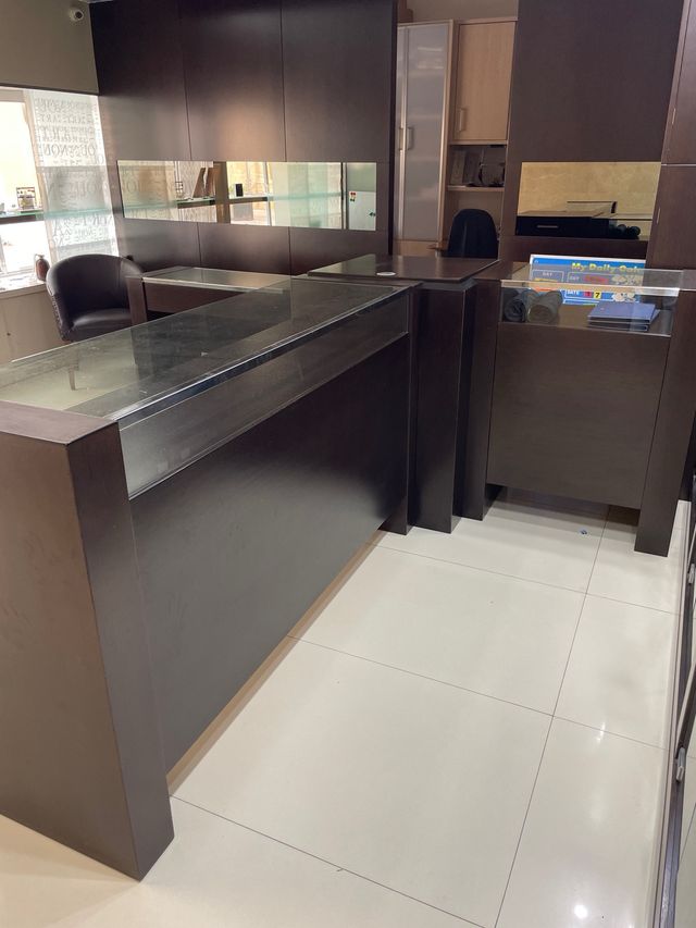 Mostrador en L de madera y cristal para tienda