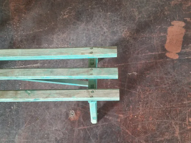 Banco de madera verde