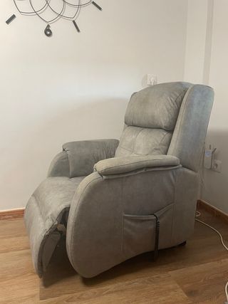 SILLÓN ELÉCTRICO RECLINABLE CON BATERÍA Y RUEDAS 