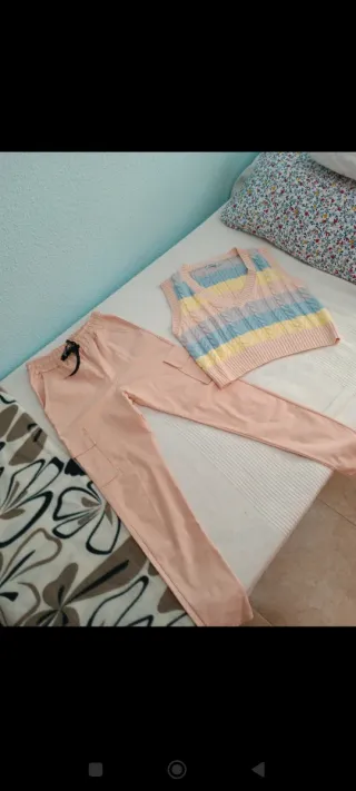 Conjunto rosa y chaleco multicolor