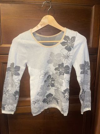 Maglietta maniche lunghe con fiori grigi