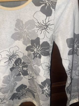 Maglietta maniche lunghe con fiori grigi