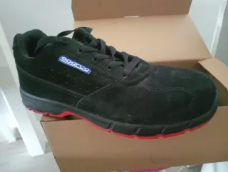 Zapatos de seguridad Sparco negros y rojos.