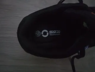 Zapatos de seguridad Sparco negros y rojos.