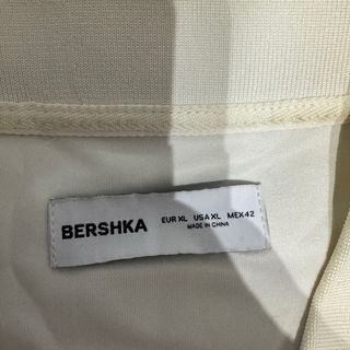 Camisa deportiva blanca con rayas verdes