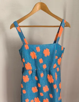 Vestido largo azul con flores naranjas
