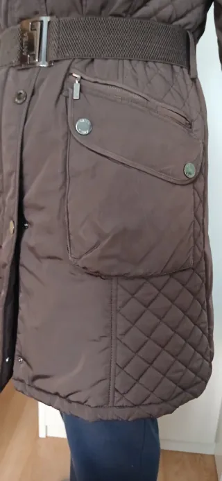 Parka marrón con cinturón