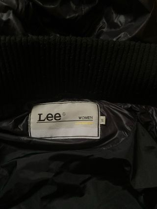 Chaqueta Lee Negra con Capucha de Pelo