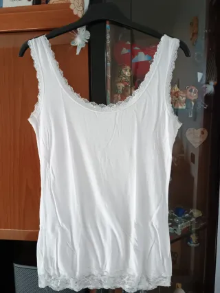 Canottiera bianca con pizzo
