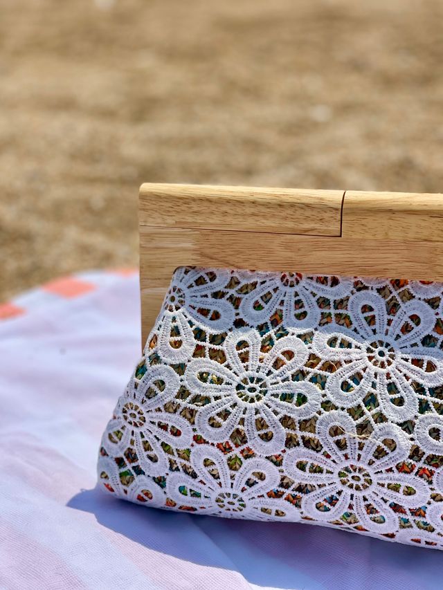Bolso de mano de madera y encaje blanco