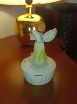 Cajita de porcelana biscuit con figurita de ángel