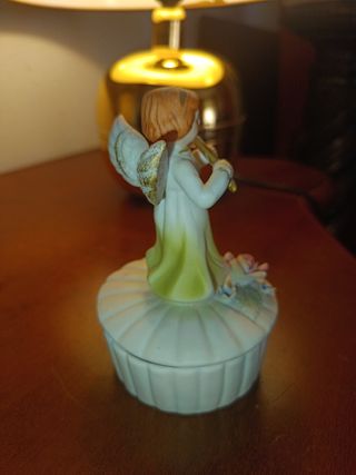 Cajita de porcelana biscuit con figurita de ángel